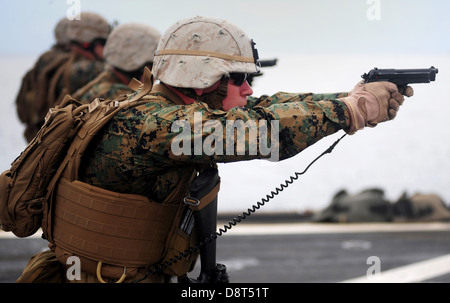 Lance Cpl. Joshua Babcock, zugewiesen, Flotte Bekämpfung des Terrorismus Sicherheit Team Pacific (FASTPAC) feuert eine Rollout-Pistole während einer fortgeschrittenen angetriebenen Bekämpfung Bohrmaschine an Bord der US 7. Flotte Flaggschiff USS Blue Ridge (LCC-19). Blue Ridge ist auf Patrouille in das Südchinesische Meer Stockfoto