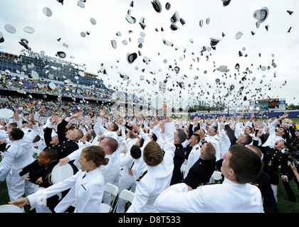 Neu feiern Offiziere ihren neuen Positionen durch deren Midshipmen Abdeckungen in die Luft zu werfen, als Teil der Vereinigten Staaten Stockfoto