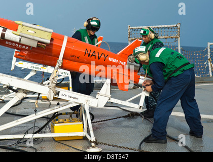 Java-See (25. Mai 2013) Segler zugewiesenen Ziele Ablösung auf Flotte Aktivitäten Okinawa führen Pre-Launch Überprüfungen auf eine BQM-74 Stockfoto