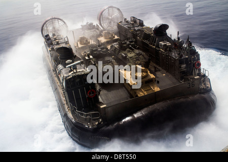 Landungsboote, Luftpolster Schiff, amphibischer Angriff Schiff USS Kearsarge (LHD-3) Transporte leicht gepanzerten Schienen zugewiesen Stockfoto