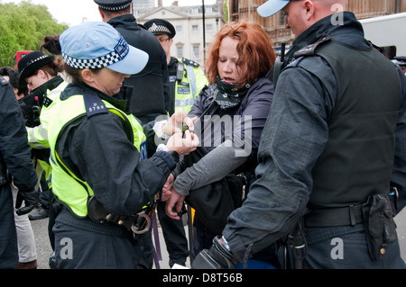 UAF Demonstranten verhaftet nach einer Unite Against Fascism Demonstration protestiert gegen die BNP in Westminster zu sammeln. O Stockfoto