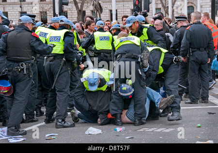 UAF Demonstranten verhaftet nach einer Unite Against Fascism Demonstration protestiert gegen die BNP in Westminster zu sammeln. O Stockfoto