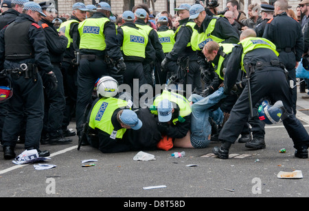 UAF Demonstranten verhaftet nach einer Unite Against Fascism Demonstration protestiert gegen die BNP in Westminster zu sammeln. O Stockfoto