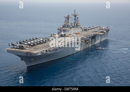 amphibischer Angriff Schiff USS Kearsarge (LHD-3) führt Operationen auf See. Kearsarge ist das Aushängeschild für die Kearsarge Amphibiou Stockfoto