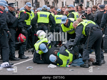 UAF Demonstranten verhaftet nach einer Unite Against Fascism Demonstration protestiert gegen die BNP in Westminster zu sammeln. O Stockfoto