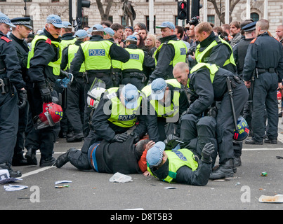 UAF Demonstranten verhaftet nach einer Unite Against Fascism Demonstration protestiert gegen die BNP in Westminster zu sammeln. O Stockfoto