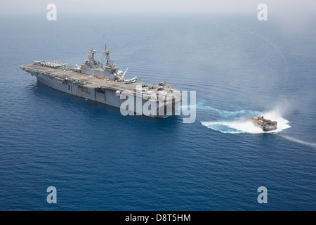 Golf von ADEN (30. Mai 2013) A Landungsboote Luftkissen (STERNS) nähert sich nun Deck des amphibischen Angriff Schiff USS Kearsarge (LHD-3). Kearsarge ist das Flaggschiff für die Kearsarge amphibische bereit Gruppe und mit der eingeschifften 26. Marine Expeditiona Stockfoto