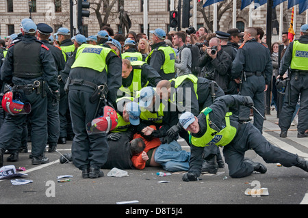 UAF Demonstranten verhaftet nach einer Unite Against Fascism Demonstration protestiert gegen die BNP in Westminster zu sammeln. O Stockfoto