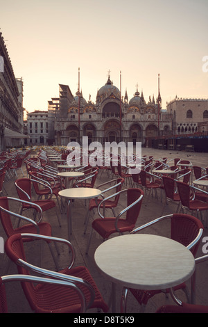 Markusplatz entfernt mit leeren Couchtische, Venedig, Italien Stockfoto