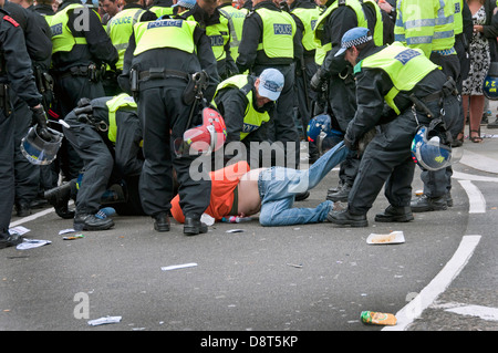 UAF Demonstranten verhaftet nach einer Unite Against Fascism Demonstration protestiert gegen die BNP in Westminster zu sammeln. O Stockfoto