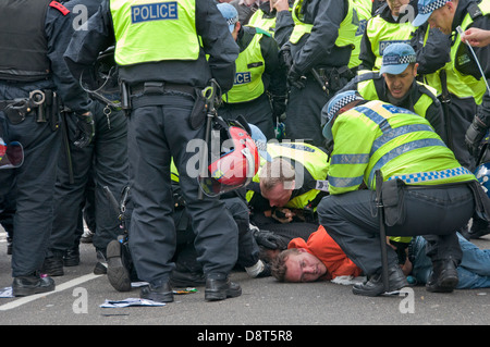 UAF Demonstranten verhaftet nach einer Unite Against Fascism Demonstration protestiert gegen die BNP in Westminster zu sammeln. O Stockfoto