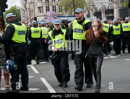 UAF Demonstranten verhaftet nach einer Unite Against Fascism Demonstration protestiert gegen die BNP in Westminster zu sammeln. O Stockfoto