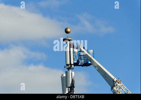 TORONTO, CA., 3. Juni 2013 - eine Service-Crew macht Reparaturen zu einem Mobilfunk-Turm Stockfoto