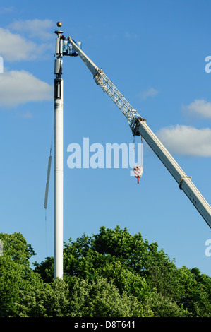 TORONTO, CA., 3. Juni 2013 - eine Service-Crew macht Reparaturen zu einem Mobilfunk-Turm Stockfoto