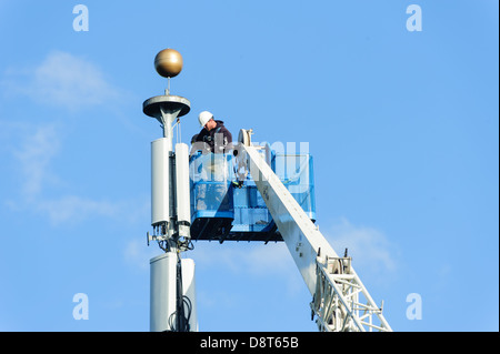 TORONTO, CA., 3. Juni 2013 - eine Service-Crew macht Reparaturen zu einem Mobilfunk-Turm Stockfoto