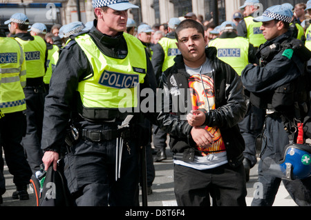 UAF Demonstranten verhaftet nach einer Unite Against Fascism Demonstration protestiert gegen die BNP in Westminster zu sammeln. O Stockfoto