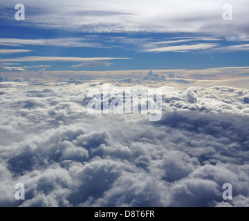 Blick von der Hublot eines Flugzeugs in einem wolkigen Himmel fliegen Stockfoto