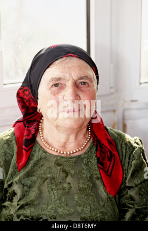 Ältere Frau im grünen Kleid Stockfoto