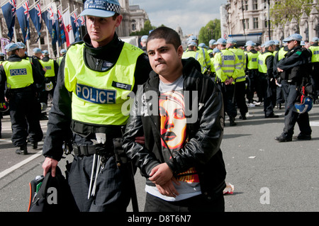 UAF Demonstranten verhaftet nach einer Unite Against Fascism Demonstration protestiert gegen die BNP in Westminster zu sammeln. O Stockfoto