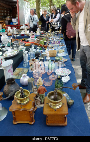 Nippes und secondhand gebrauchte Antiquitäten zum Verkauf auf Flohmarkt im Sommer in der Stadt Stockfoto