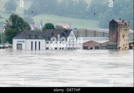 Bayern, Deutschland. 4. Juni 2013. Hafengebäuden werden entlang der Donau in Deggendorf, Deutschland, 4. Juni 2013 überflutet. Schwere Regenfälle sind Causeing schweren Überschwemmungen in Bayern und anderen Regionen Deutschlands. Foto: ARMIN WEIGEL/Dpa/Alamy Live-Nachrichten Stockfoto