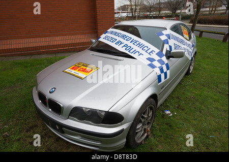 Unversicherte BMW Motor außerhalb Polizeistation beschlagnahmt Stockfoto