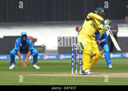 Cardiff, Wales, UK. 4. Juni 2013. Australiens David Warner während der ICC Champions Trophy Pre Turnier internationalen Cricket-Match zwischen Indien und Australien in Cardiff Wales Stadium Aufwärmen am 4. Juni 2013 in Cardiff, Wales. (Foto von Mitchell Gunn/ESPA/Alamy Live News/Alamy Live-Nachrichten) Stockfoto