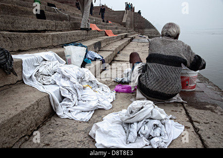 Mann, die Wäsche in einem Ufer des Flusses Ganges. Varanasi, Benares, Uttar Pradesh, Indien Stockfoto