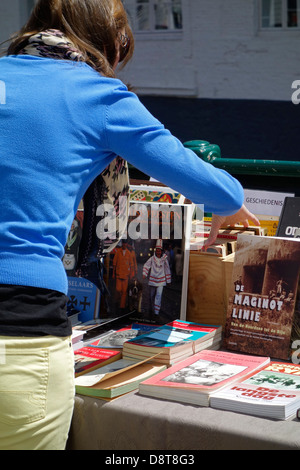 Secondhand gebrauchte Bücher zum Verkauf an den Ajuinlei-Buchmarkt in Gent, Belgien Stockfoto