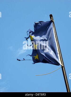 Alt und zerrissene Flagge der Europäischen Union hängt in der Stadt Trapani auf Sizilien, Italien, 27. April 2013. Foto: Jens Kalaene Stockfoto