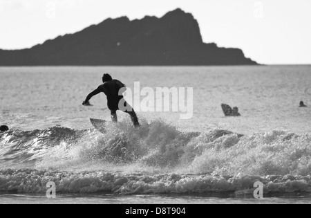 FISTRAL STRAND, NEWQUAY, CORNWALL, UK. Unbekannter Surfer auf einer Welle im Meer am Fistral Beach. Stockfoto