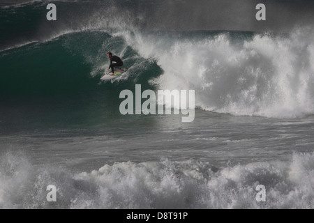 FISTRAL STRAND, NEWQUAY. Unbekannter Surfer auf einer Welle bei den BUCS (britische Universitäten und Colleges Sport)-Surf-Meisterschaften. Stockfoto