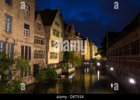 Haus mit Holzfassade, das Jan Brouckaerd Haus in Gent bei Nacht, Belgien Stockfoto