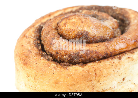 süße Brötchen mit Zimt isoliert auf weiss Stockfoto