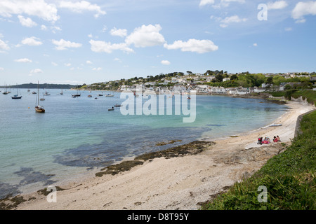 ST. MAWES, Großbritanien. Ein Sandstrand vor St. Mawes Stadt in Cornwall mit türkisfarbenem Wasser und blauer Himmel. Stockfoto