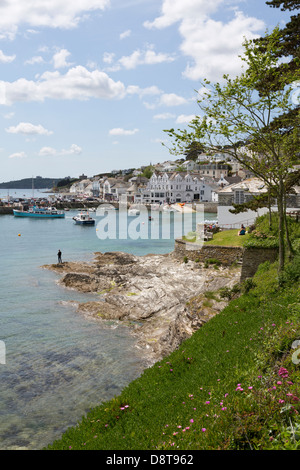 ST. MAWES, Großbritanien. Der Strand vor St. Mawes Stadt. Stockfoto