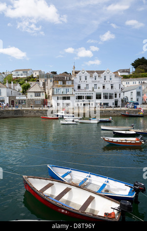 ST. MAWES, Cornwall, Großbritannien. Zwei Boote im Hafen des Dorfes Cornish St. Mawes. Stockfoto