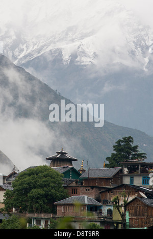 Die kleinen Himalaya Stadt Bharmour sitzt im Budhil Tal von Himachal Pradesh, Indien Stockfoto