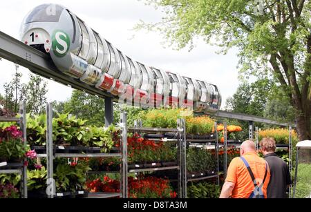 Ein Einschienenbahn-Zug fährt durch die International Horticultural Show 2013 in Hamburg, Deutschland, 4. Juni 2013. Die Gartenschau ist bis 13. Oktober 2013 geöffnet. Foto: BODO MARKS Stockfoto