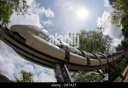 Ein Einschienenbahn-Zug fährt durch die International Horticultural Show 2013 in Hamburg, Deutschland, 4. Juni 2013. Die Gartenschau ist bis 13. Oktober 2013 geöffnet. Foto: BODO MARKS Stockfoto