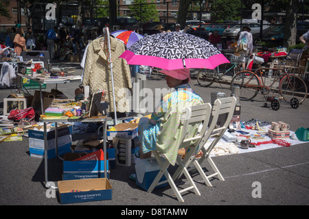 Käufer suchen Schnäppchen auf einem Flohmarkt im New Yorker Stadtteil Chelsea Stockfoto