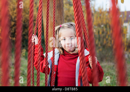 Sechs-Jahr-altes Mädchen balanciert auf hölzernen Rohlinge auf einem Spielplatz Stockfoto