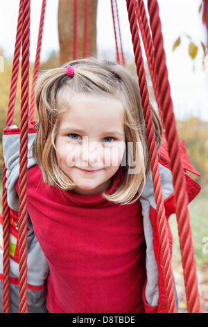 Porträt von ein sechs Jahre altes Mädchen auf einem Spielplatz Stockfoto