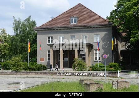 Das Deutsch-Russische Museum ist in Waldowallee in Berlin-Karlshorst, Deutschland, 31. Mai 2013 abgebildet. Dem zweiten Weltkrieg endete mit der Kapitulation der deutschen Wehrmacht in Berlin-Karlshorst am 8. Mai 1945 in Europa. Zahlreiche Objekte und Dokumente ausgestellt in dem Gebäude erinnern an das historische Ereignis. Das Museum wurde am 10. Mai 1995 zum 50. Jahrestag des Endes des Krieges in Europa eröffnet. Foto: Jens Kalaene Stockfoto