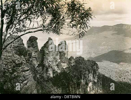 „The Three Sisters“ ist eine berühmte Felsformation in den Blue Mountains in New South Wales, Australien. Dieses Schwarzweiß-Foto fängt das legendäre geologische Merkmal ein und unterstreicht seine natürliche Schönheit und Bedeutung in der australischen Geographie. Stockfoto