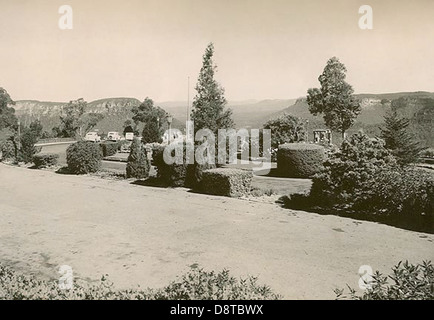 Dieses historische Schwarzweiß-Foto aus den State Records von NSW zeigt Echo Point in Katoomba, einem Teil der Blue Mountains in New South Wales. Das Bild fängt die atemberaubende Landschaft ein und zeigt die natürliche Schönheit und das zerklüftete Gelände der Gegend. Stockfoto