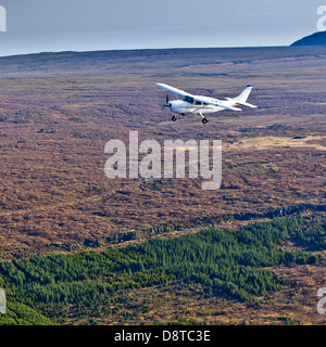 Cessna fliegt über South Coast in Island Stockfoto
