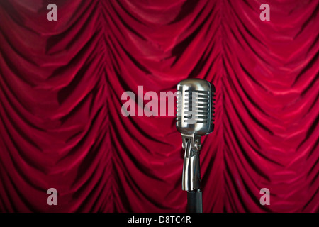 Vintage Mikrofon vor roten Vorhang Stockfoto