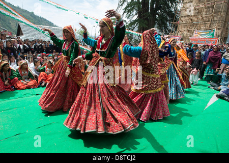 Eine Truppe von Gaddi Stammesfrauen durchführen einer lokalen Volkstanz in Chamba, Indien in Himachal Pradesh Stockfoto