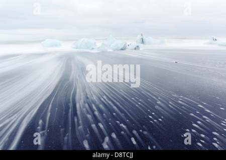 Eisberge am schwarzen Vulkanstrand, Island Stockfoto